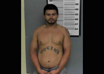 Hombre buscado por 2 robos a viviendas